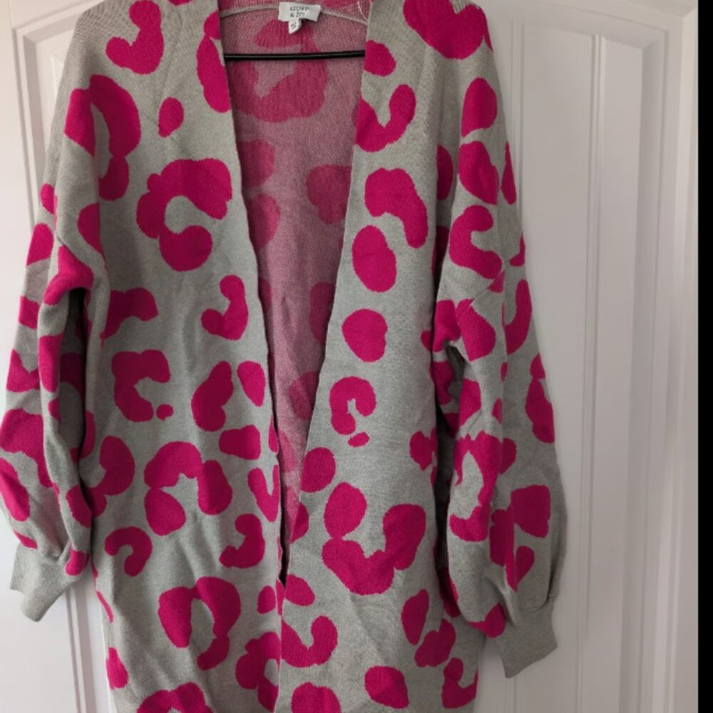 Crown & Ivy Long Cardigan – Light Grey with Pink Leopard Print – Size Small
